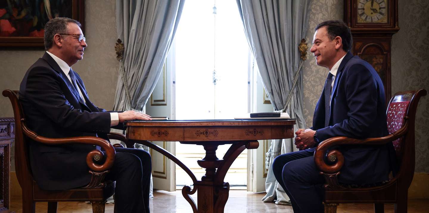 O Presidente da República, António José Seguro (E), recebe o primeiro-ministro, Luís Montenegro, para a primeira reunião semanal, no Palácio de Belém, em Lisboa, 12 de março de 2026. RODRIGO ANTUNES/LUSA