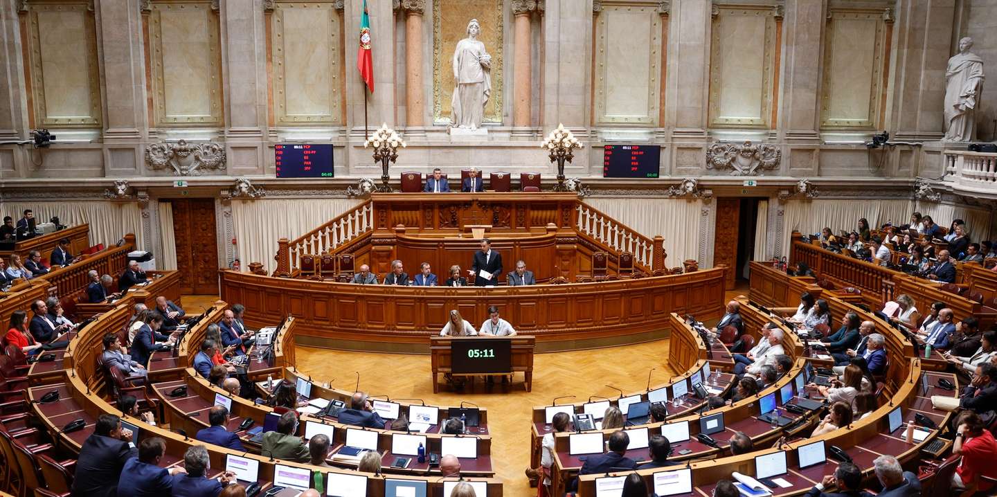 O primeiro-ministro, Luís Montenegro (C), intervém durante o debate extraordinário sobre a coordenação do combate aos incêndios, na Assembleia da República, em Lisboa, 27 de agosto de 2025. ANTÓNIO PEDRO SANTOS/LUSA