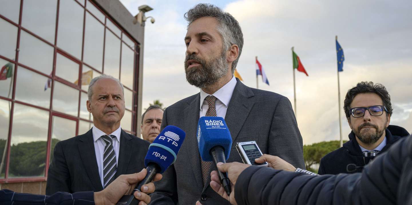 O ministro das Infraestruturas e da Habitação, Pedro Nuno Santos, ladeado por José Luís Cacho (E), presidente do Conselho de Administração da APS (Administração dos Portos de Sines e do Algarve), e Hugo Santos Mendes (D), secretário de Estado Adjunto e das Comunicações, fala à comunicação social no fim da cerimónia de assinatura do Memorando de Entendimento entre os parceiros que integram o Projeto H2Sines.RDAM, que consiste no desenvolvimento de um corredor logístico de Hidrogénio Verde que ligará, por via marítima, os portos de Sines e Roterdão, Sines, 16 de dezembro de 2022. TIAGO CANHOTO /LUSA