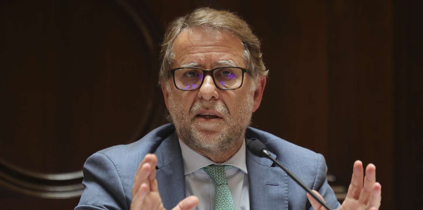 O ministro da Administração Interna, Luis Neves, intervém durante a sua audição na Comissão de Assuntos Constitucionais, Direitos, Liberdades e Garantias, na Assembleia da República, em Lisboa, 21 de abril de 2026. MANUEL DE ALMEIDA/LUSA