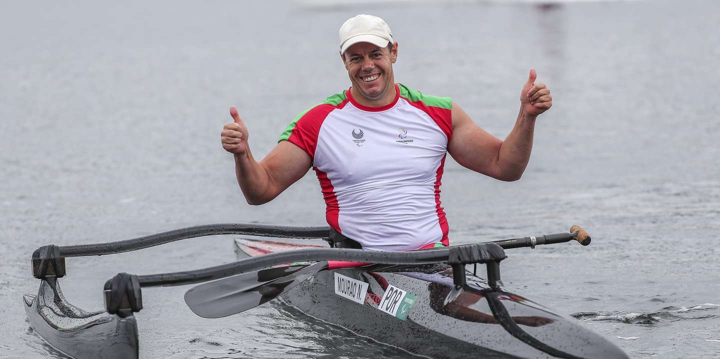 O atleta português, Norberto Mourão celebra após vencer a medalha de Bronze na prova de canoagem masculina caiaque singular VL2 -  200 metros esta manhã na pista de canoagem de Tóquio nos jogos Paralímpicos de Toquio 2020, Japão, 4 de setembro de 2021. MIGUEL A. LOPES/LUSA