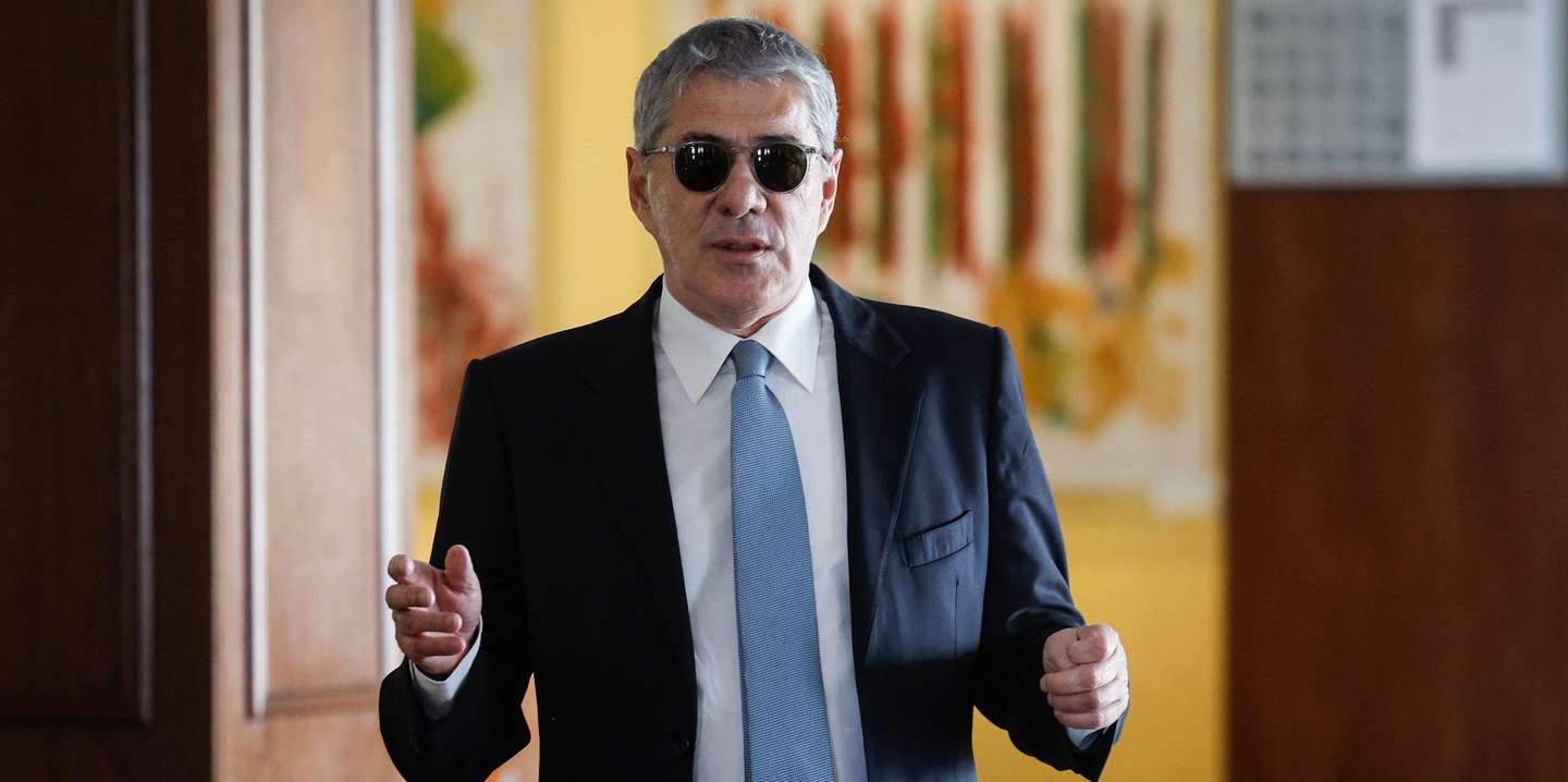 O antigo primeiro-ministro, José Sócrates, à chegada para uma conferência de imprensa sobre os últimos desenvolvimentos da Operação Marquês, na Ericeira, 17 de abril de 2024. ANTÓNIO PEDRO SANTOS/LUSA