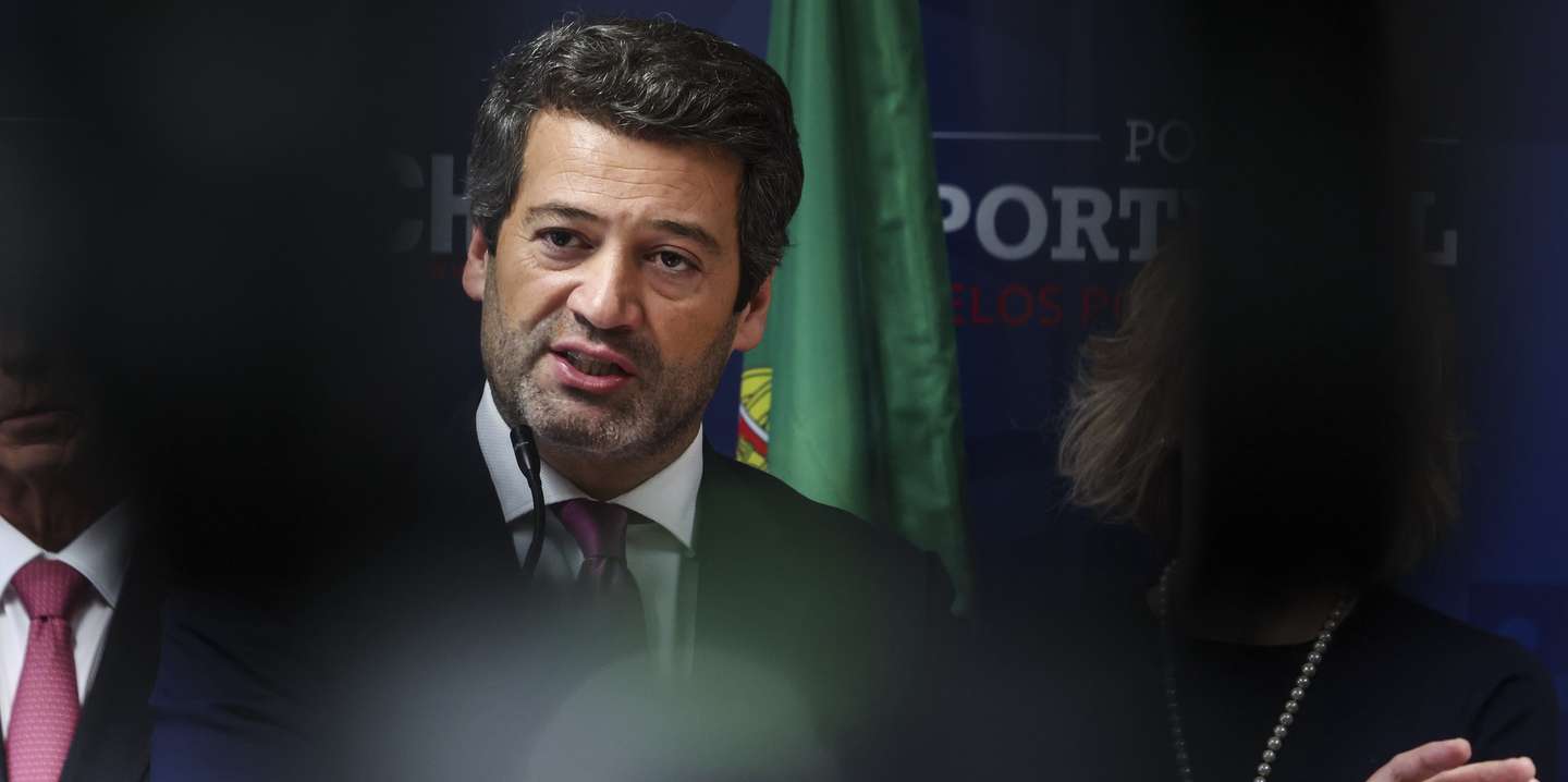 O presidente do Chega, André Ventura, fala à imprensa após uma reunião do governo-sombra do partido, na sede nacional, em Lisboa, 18 de fevereiro de 2026. TIAGO PETINGA/LUSA