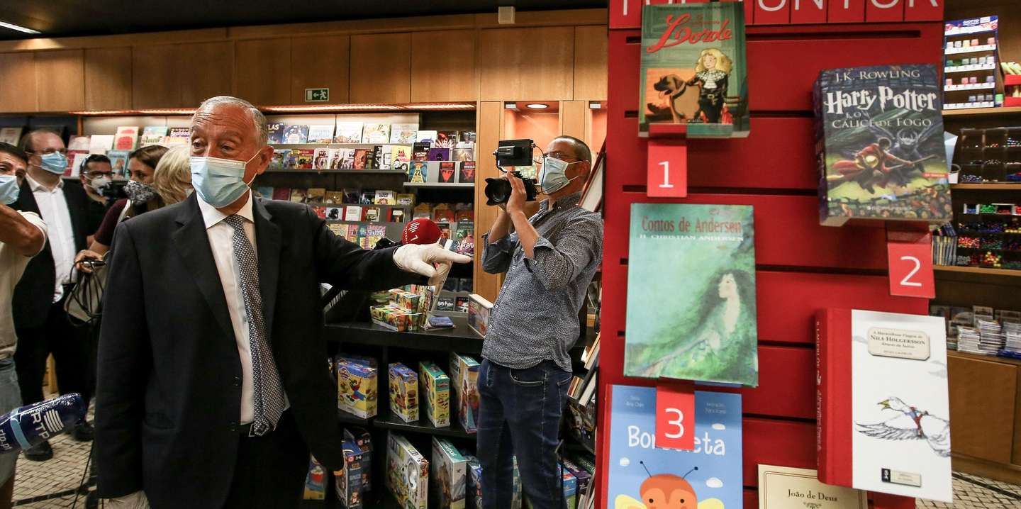 O Presidente da República, Marcelo Rebelo de Sousa, durante a visita à livraria Barata, durante o estado de calamidade devido à pandemia da covid-19, no âmbito de sensibilização e as medidas de desconfinamento no comércio de rua, em Lisboa, 29 de maio de 2020. NUNO FOX/LUSA