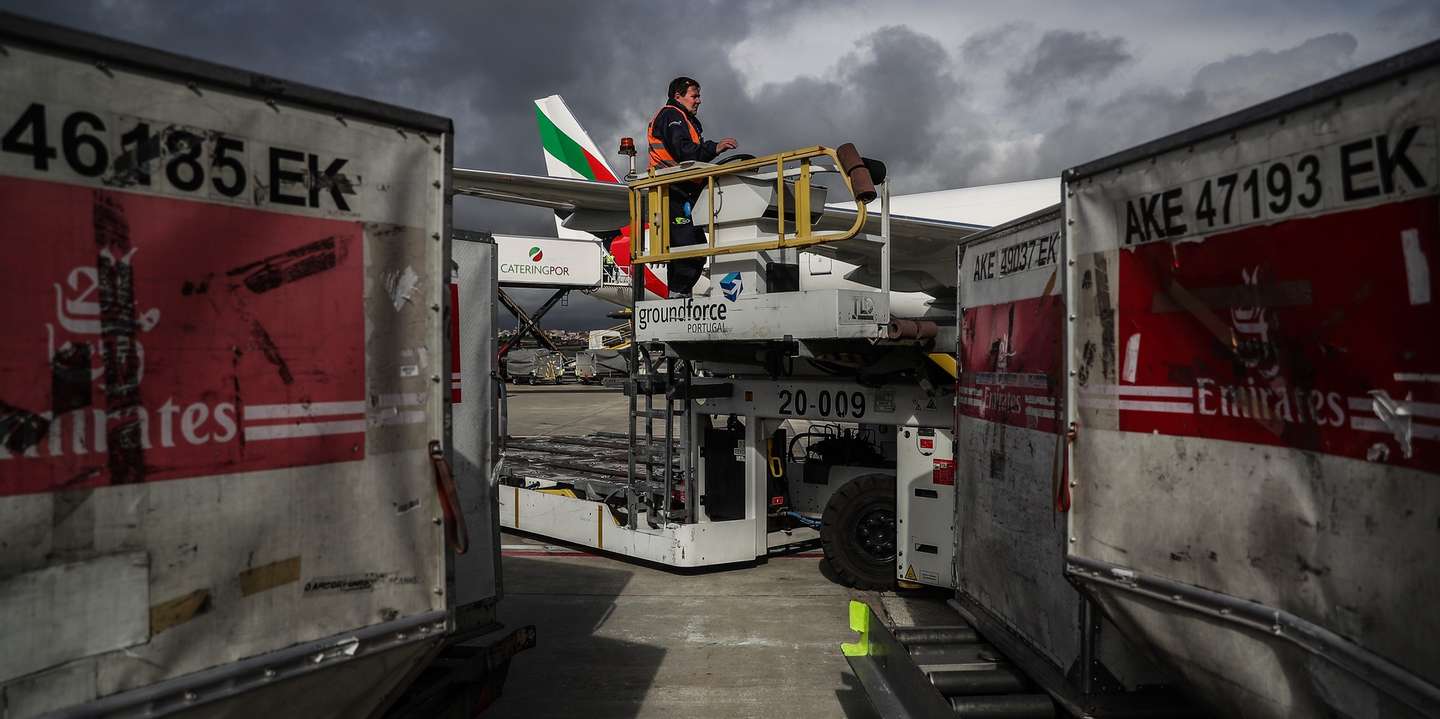 Um operador da Groundforce onde a operação da empresa de ‘handling’ Groundforce inclui números como cinco minutos e 400 toneladas, mas também o objetivo de chegar ao fim de 2019 com 3.600 colaboradores, aeroporto Humberto Delgado, em Lisboa, 22 de janeiro de 2018. Para que os aviões estejam no ar, a Groundforce faz toda a assistência em terra, excetuando o fornecimento de comida e de combustível, como resume o presidente executivo da empresa, Paulo Neto Leite, numa visita guiada aos ‘bastidores’ do Aeroporto Humberto Delgado, em Lisboa. MÁRIO CRUZ/LUSA