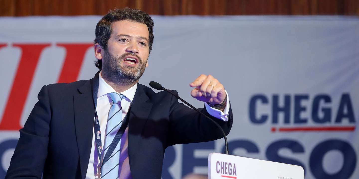 O presidente do Chega, André Ventura, discursa na sessão de encerramento do 3.º dia do III Congresso Nacional do Chega, que entretanto foi interrompida para repetição da eleição dos membros da mesa do congresso, em Coimbra, 30 de maio de 2021. PAULO NOVAIS/LUSA