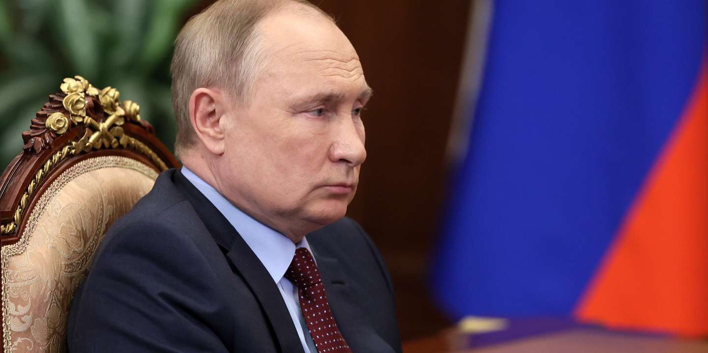 epa09797017 Russian President Vladimir Putin attends a meeting with the head of the Russian Union of Industrialists and Entrepreneurs (RSPP) Alexander Shokhin (not pictured) in the Kremlin in Moscow, Russia, 02 March 2022.  EPA/MIKHAIL KLIMENTYEV / KREMLIN POOL / SPUTNIK MANDATORY CREDIT