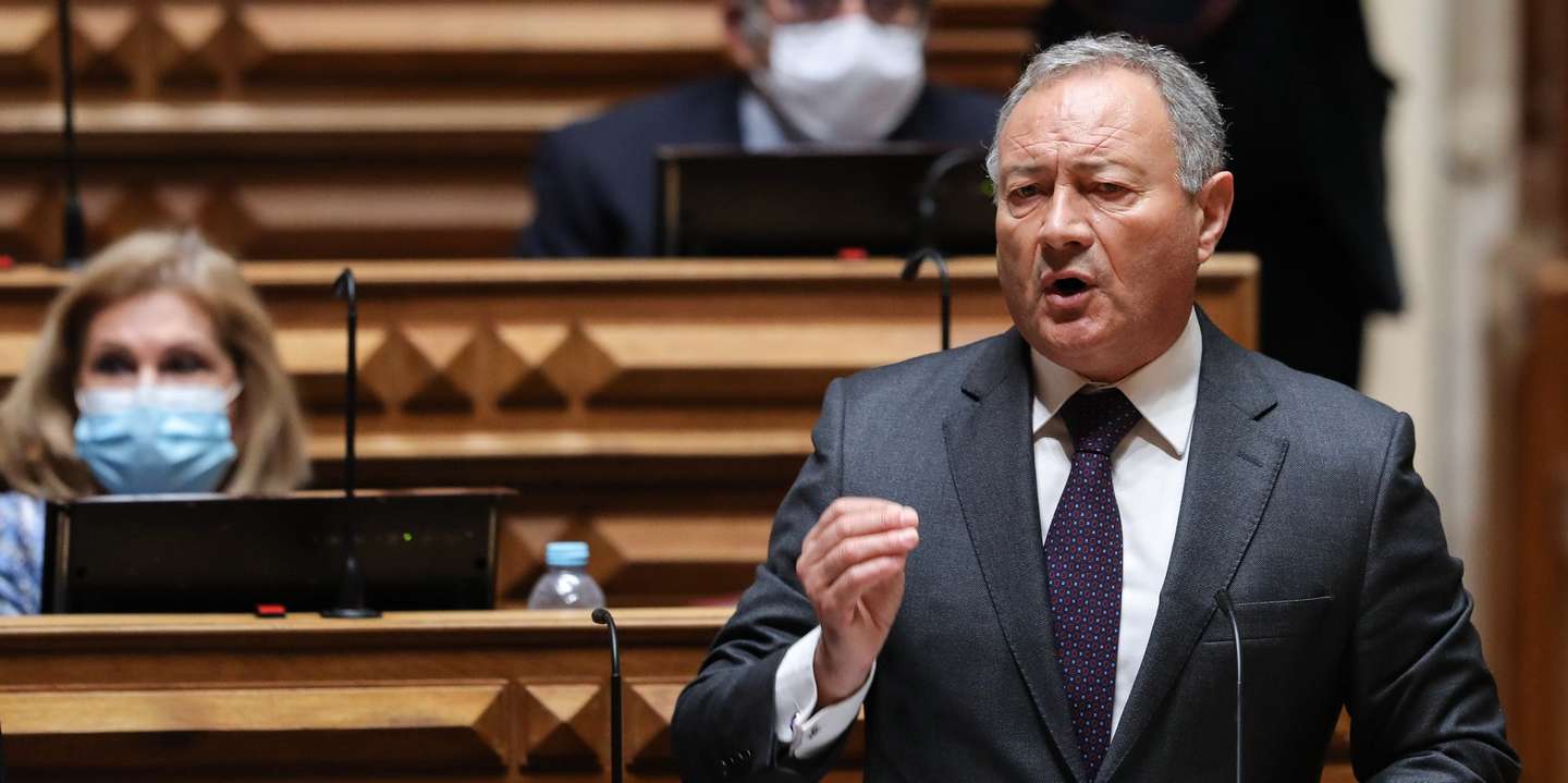 O líder parlamentar do Partido Social Democrata (PSD), Adão Silva, intervém no debate com a presença do primeiro-ministro sobre política geral, esta tarde na Assembleia da República, em Lisboa, 19 de janeiro de 2021. Portugal contabilizou hoje 218 mortes, um novo máximo de óbitos em 24 horas, relacionados com a covid-19, e 10.455 novos casos de infeção pelo novo coronavírus, segundo a Direção-Geral da Saúde (DGS). MIGUEL A. LOPES/LUSA