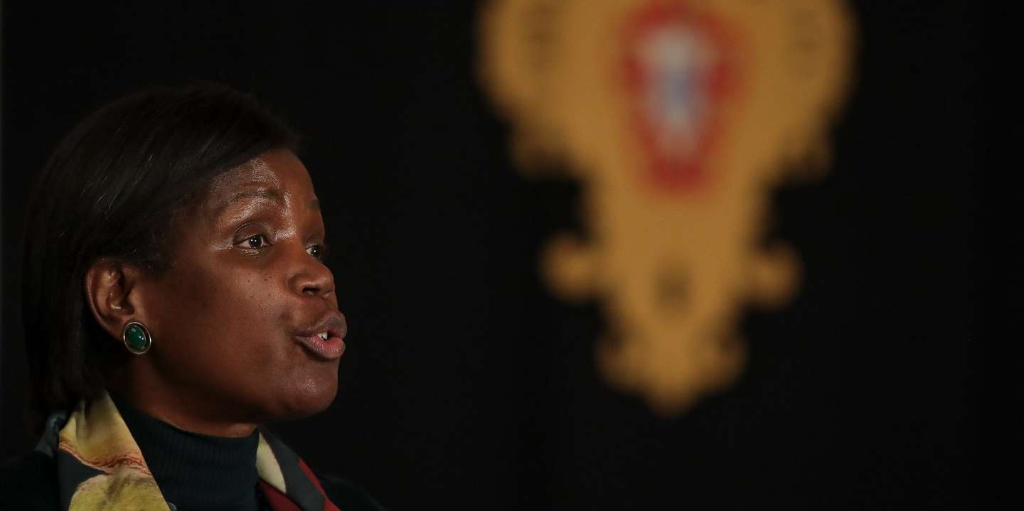 A ministra da Justiça, Francisca Van Dunem, fala aos jornalistas após a reunião com o Presidente da República, Marcelo Rebelo de Sousa (ausente da fotografia), sobre a situação pandémica nas prisões, no Palácio de Belém, em Lisboa, 23 de novembro de 2020. MÁRIO CRUZ/LUSA
