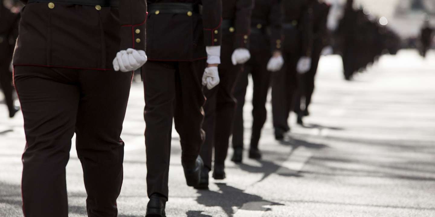 Alunos mais velhos do Colégio Militar sujeitaram colegas mais novos a exercícios forçados durante a madrugada, em janeiro. MP está a investigar eventuais "ofensas à integridade física"