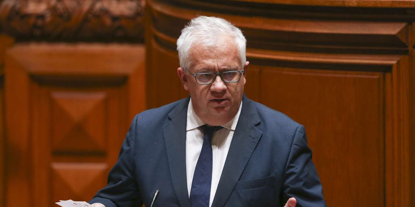 O ministro da Administração Interna, Eduardo Cabrita, intervém durante o debate sobre o pedido de autorização de renovação do Estado de Emergência, na Assembleia da República, em Lisboa, 28 de abril de 2021. MANUEL DE ALMEIDA/LUSA