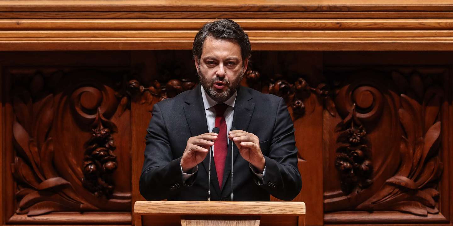 O secretário de Estado Adjunto, do Trabalho e da Formação Profissional, Miguel Cabrita, intervém durante o debate parlamentar que tem como tema principal o teletrabalho, na Assembleia da República, em Lisboa, 5 de maio de 2021. MÁRIO CRUZ/LUSA