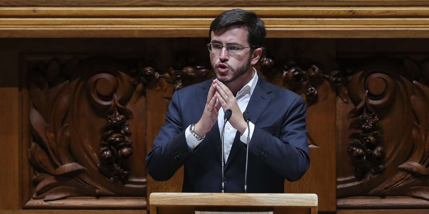 O deputado do Partido Socialista (PS), Miguel Costa Matos,  intervém no debate sobre a apreciação na generalidade do Orçamento do Estado para 2022 (OE2022), esta tarde na Assembleia da República, em Lisboa, 26 de outubro de 2021. Se os partidos mantiverem o sentido de voto anunciado, a proposta do Governo de Orçamento deverá ser chumbada na quarta-feira logo na generalidade com os votos contra do PSD, Bloco de Esquerda, PCP, CDS-PP, PEV, Iniciativa Liberal e Chega, tendo os votos a favor apenas do PS e as abstenções do PAN e das deputadas não inscritas Joacine Katar-Moreira e Cristina Rodrigues. MIGUEL A. LOPES/LUSA