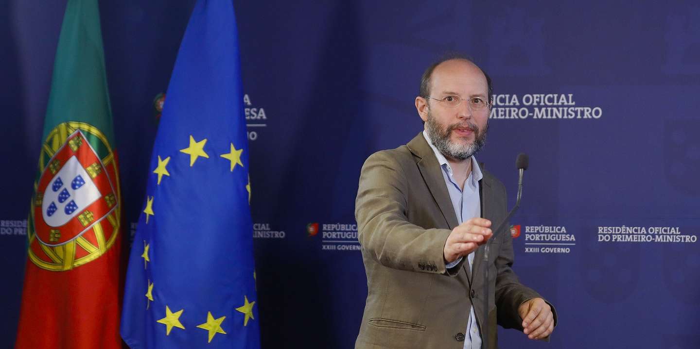 O dirigente do Livre, Rui Tavares, fala aos jornalistas no final da audiência com o primeiro-ministro, António Costa (ausente da fotografia), no âmbito da preparação da reunião do Conselho Europeu de 23 e 24 de junho, que discute as candidaturas de adesão à União Europeia da Ucrânia, da República da Moldova e da Geórgia, no Palácio de S. Bento, em Lisboa, 17 de junho de 2022. ANTÓNIO COTRIM/LUSA