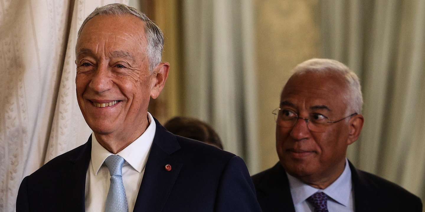 O Presidente da República, Marcelo Rebelo de Sousa (E) acompanhado pelo primeiro-ministro, António Costa, chega para a cerimónia de posse do novo Chefe do Estado-Maior-General das Forças Armadas (CEMGFA) - General José Nunes da Fonseca ( ausente na foto), no palácio de Belém em Lisboa, 01 de março de 2023. TIAGO PETINGA/LUSA