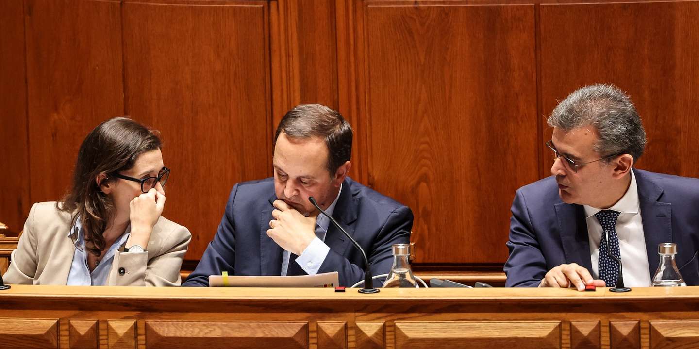 O ministro das Finanças, Fernando Medina, conversa com Sofia Batalha, secretária de Estado do Orçamento, durante a audição na Comissão de Orçamento e Finanças no âmbito do Orçamento de Estado de 2024, na Assembleia da República, em Lisboa, 26 de outubro de 2023. JOÃO RELVAS/LUSA