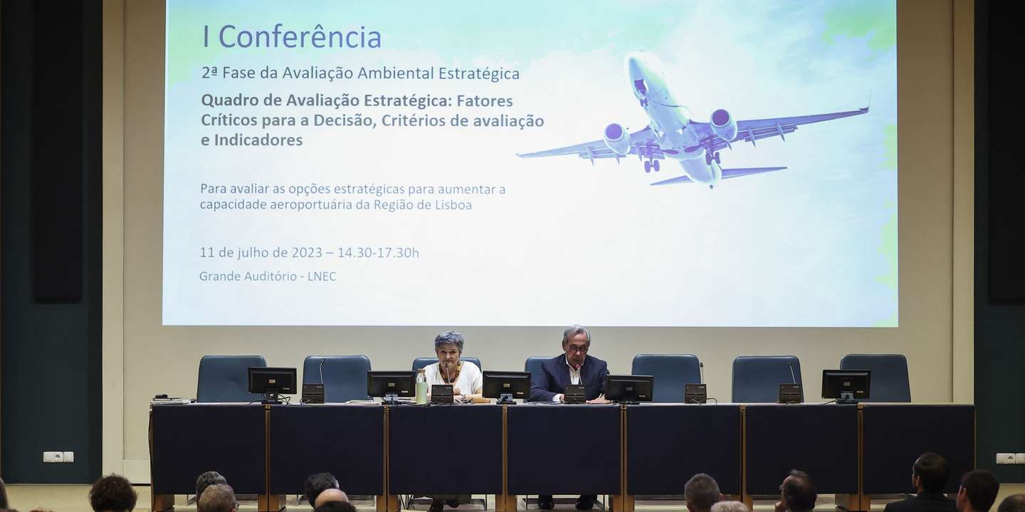 O presidente da Comissão de Acompanhamento da Comissão Técnica Independente (CTI), Carlos Mineiro Aires (C-D), ladeado pela coordenadora da Comissão Técnica Independente para o estudo da expansão aeroportuária de Lisboa, Maria do Rosário Partidário (C-E), preside à 2.ª Conferência da Comissão Técnica Independente (CTI) - Aeroporto, no Laboratório Nacional de Engenharia Civil (LNEC), em Lisboa, 11 de julho de 2023. JOSÉ SENA GOULÃO/LUSA