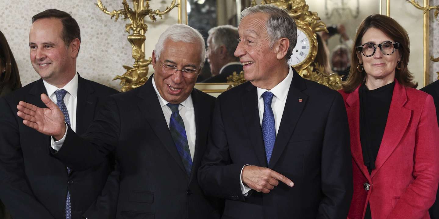 O Presidente da República, Marcelo Rebelo de Sousa (C-D), conversa com o primeiro-ministro, António Costa (C-E), durante a cerimónia de apresentação de cumprimentos de boas festas do XXIII Governo Constitucional, no Palácio de Belém em Lisboa, 21 de dezembro de 2023. MIGUEL A. LOPES/LUSA