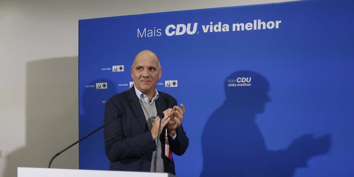 O secretário-geral do Partido Comunista Português (PCP), Paulo Raimundo, à chegada para apresentação do programa eleitoral do partido com vista às eleições legislativas de 10 de março, em Lisboa, 25 de janeiro de 2024. ANTÓNIO PEDRO SANTOS/LUSA