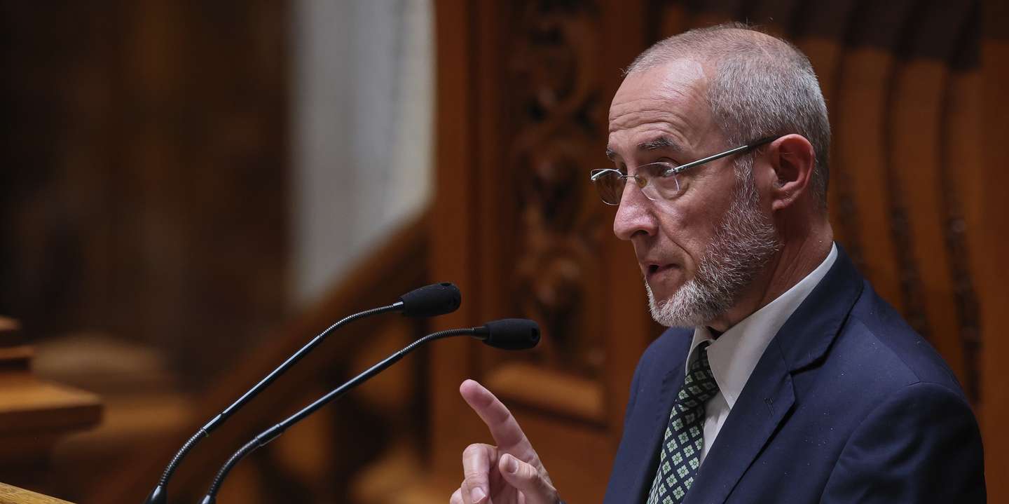O depudado do PCP, Alfredo Maia, intervém durante o debate paralamentar sobre as portagem nos lanços e sublanços das autoestradas do Interior (ex-SCUT) na Assembleia da República, Lisboa, 2 de maio de 2024. MANUEL DE ALMEIDA/LUSA