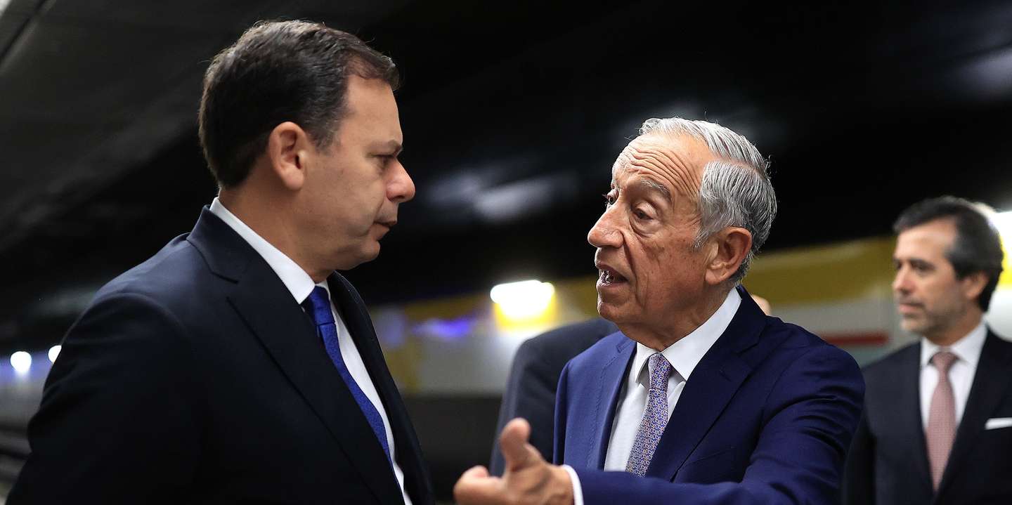 O Presidente da República, Marcelo Rebelo de Sousa (C), conversa com o primeiro-ministro, Luís Montenegro (E), enquanto esperam pelo comboio para Berna, para um encontro com a presidente da Confederação Suíça, Viola Amherd (ausente da fotografia), em Genebra, Suíça, 12 de junho de 2024. O Presidente da República e o primeiro-ministro portugueses terminam hoje a deslocação oficial à Suíça por ocasião das celebrações do Dia de Portugal, de Camões e das Comunidades Portuguesas. ESTELA SILVA/LUSA
