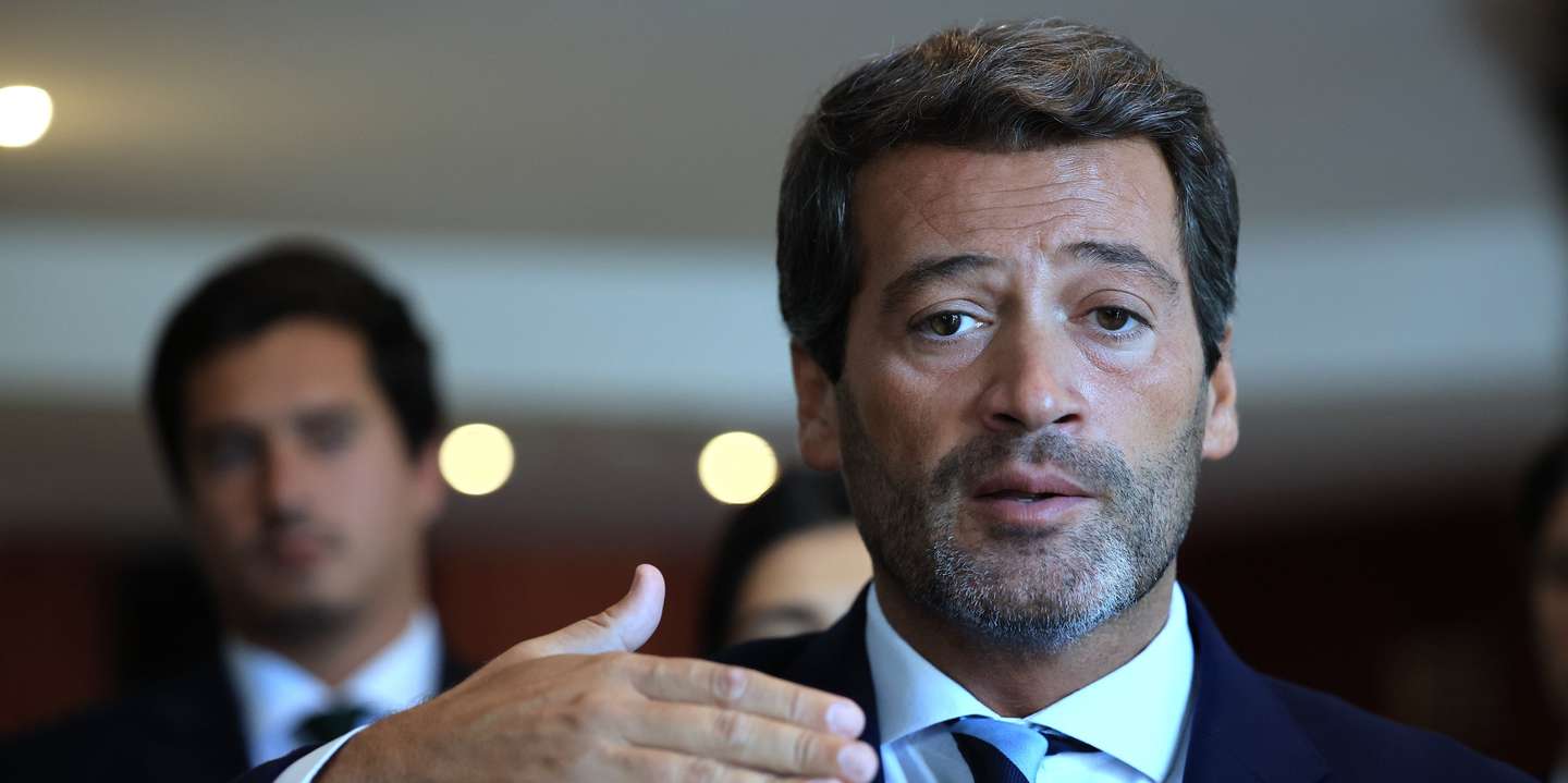 O presidente do Chega, André Ventura fala com a comunicação social durante o almoço/comício de encerramento da IV Academia Política, em São Pedro do Sul, 15 de setembro de 2024. ESTELA SILVA/LUSA