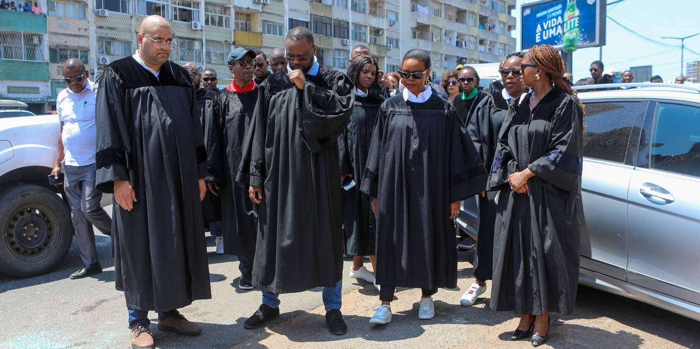 Dezenas de advogados moçambicanos concentraram-se esta manhã no local do homicídio, em Maputo, de Elvino Dias, advogado do candidato presidencial Venâncio Mondlane, e Paulo Guambe, mandatário do Podemos, partido que o apoia, perante apelos contra o “acobardamento” da classe, 19 de outubro de 2024, Maputo, Moçambique. PAULO JULIÃO/LUSA