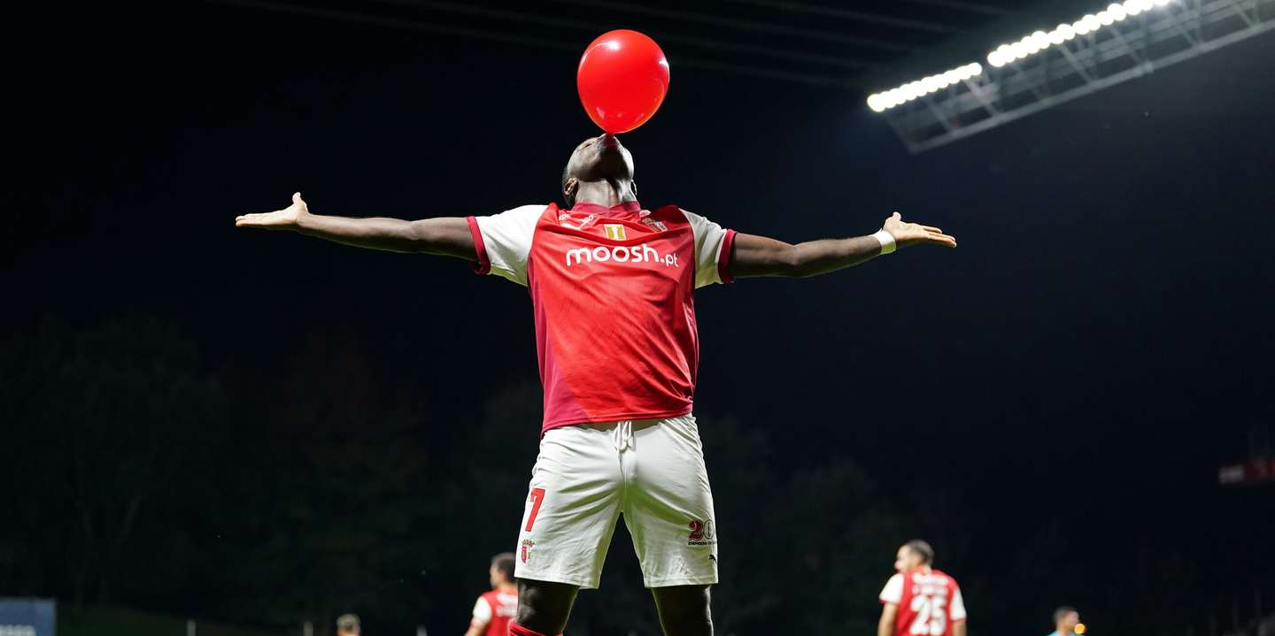 O jogador do Sporting de Braga, Bruma, festeja após marcar um golo contra o Vitória de Guimarães durante o jogo dos quartos de final da Taça da Liga de futebol realizado no Estádio Municipal de Braga, 31 de outubro de 2024. HUGO DELGADO/LUSA