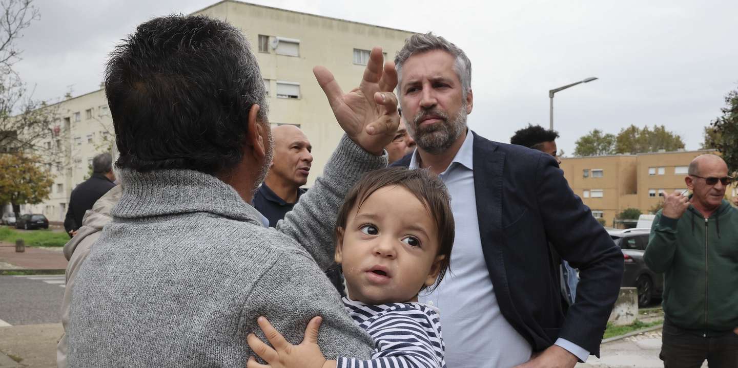 O secretário-geral do Partido socialista Pedro Nuno Santos durante a deslocação ao Bairro do Zambujal com visitas à creche da Santa Casa da Misericórdia da Amadora, à Associação CAZAmbujal e à Associação de Moradores do Bairro do Zambujal, Lisboa, 4 de novembro de 2024. JOÃO RELVAS/LUSA