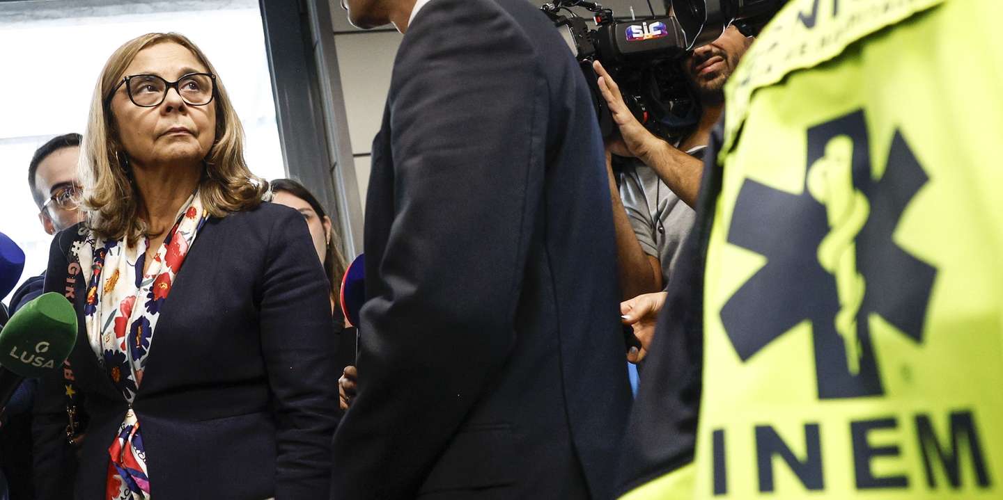 A ministra da Saúde, Ana Paula Martins, durante uma visita ao INEM, em Lisboa, 12 de novembro de 2024. As falhas no INEM, devido a uma greve dos seus trabalhadores às horas extraordinárias, estão a ser associadas à morte de, pelo menos 10 pessoas, nos últimos dias. ANTÓNIO PEDRO SANTOS/LUSA