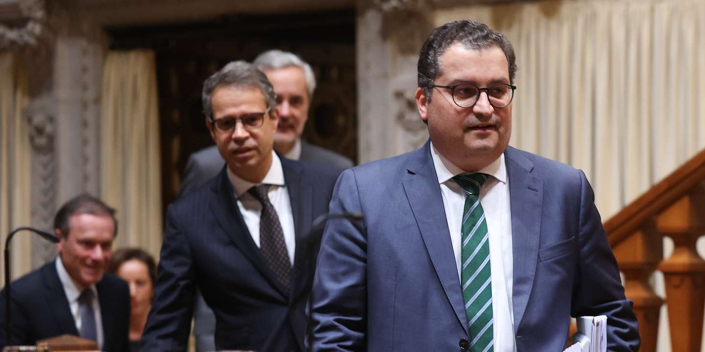 O ministro de Estado e das Finanças, Joaquim Miranda Sarmento, acompanhado pelo secretário de Estado Adjunto e do Orçamento, José Maria Brandão de Brito, à chegada para a sua audição na Comissão de Orçamento, Finanças e Administração Pública, na Assembleia da República em Lisboa, 15 de novembro de 2024. ANTÓNIO COTRIM/LUSA