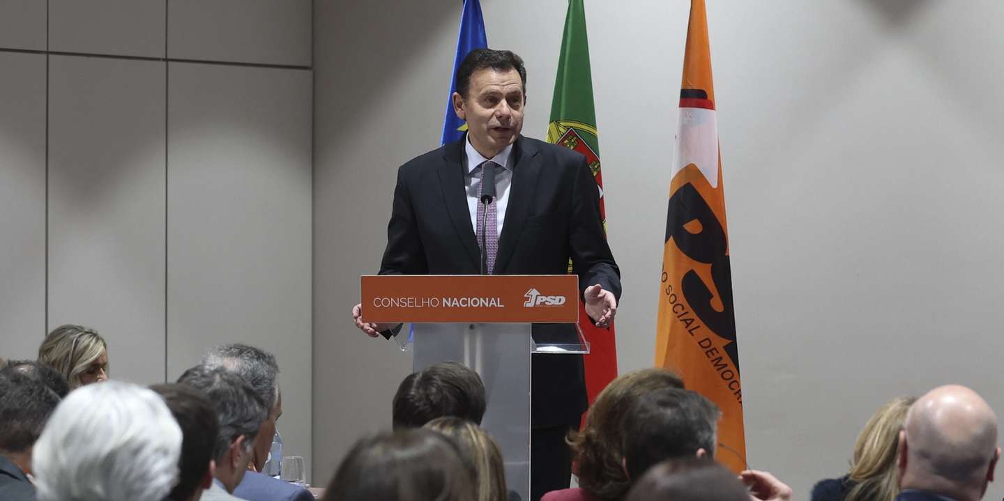 O presidente do Partido Social Democrata (PSD), Luís Montenegro, intervém durante a reunião do Conselho Nacional extraordinário do partido realizada para discussão e aprovação da coligação eleitoral para as eleições legislativas de 18 de maio de 2025, em Lisboa, 26 de março de 2025. ANTÓNIO COTRIM/LUSA