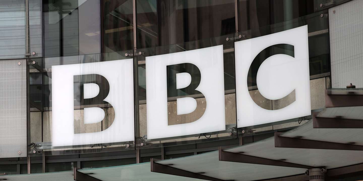 epa11515101 The company's logo at the entrance of the Britich Broadcasting Company BBC's headquarters in London, Britain, 01 August 2024. British Culture Secretary Lisa Nandy is to meet with BBC boss Tim Davie to discuss the fall out of the Huw Edwards indecent child images case.  EPA/ANDY RAIN