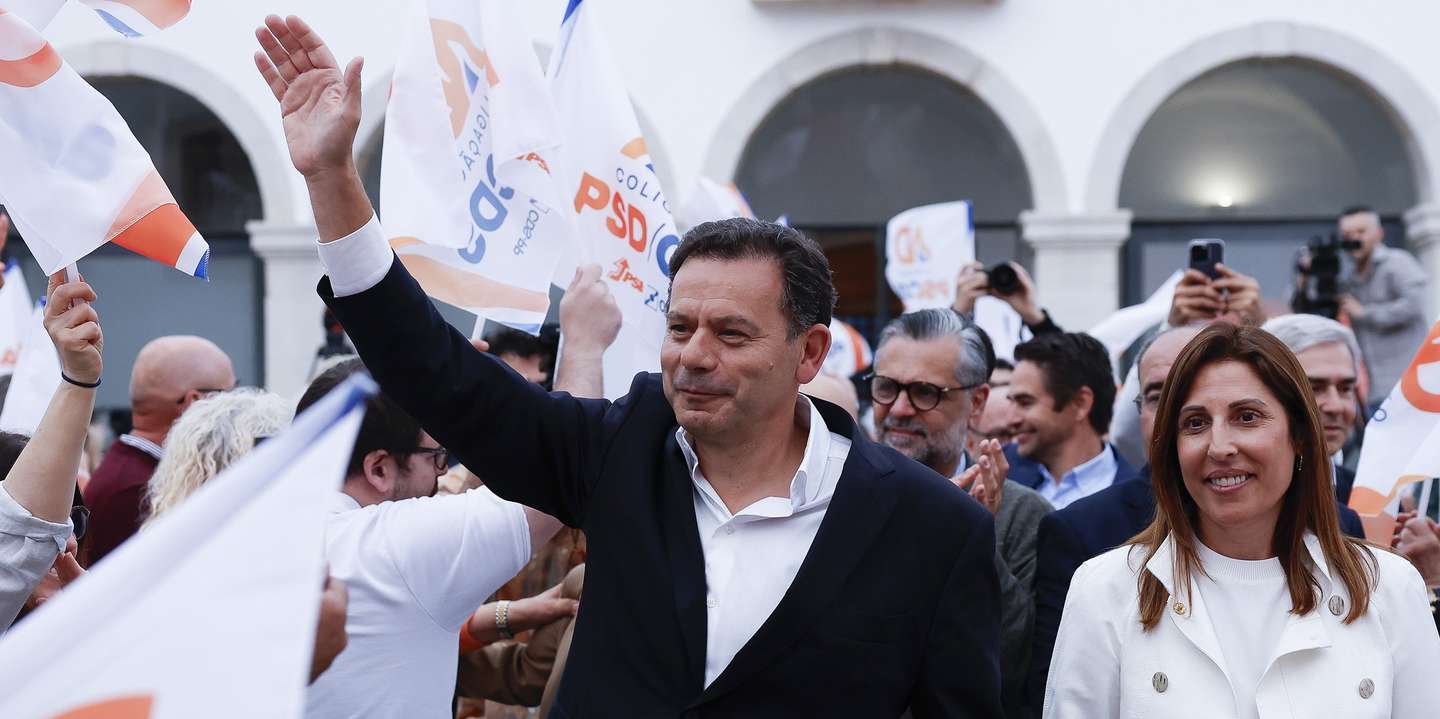 O presidente do Partido Social Democrata (PSD), Luís Montenegro, acompanhado pela mulher, Carla Montenegro, participa num comício no âmbito da campanha para as eleições legislativas, na Escola de Hotelaria e Turismo do Algarve, em Faro, 01 de maio de 2025. LUÍS FORRA/LUSA