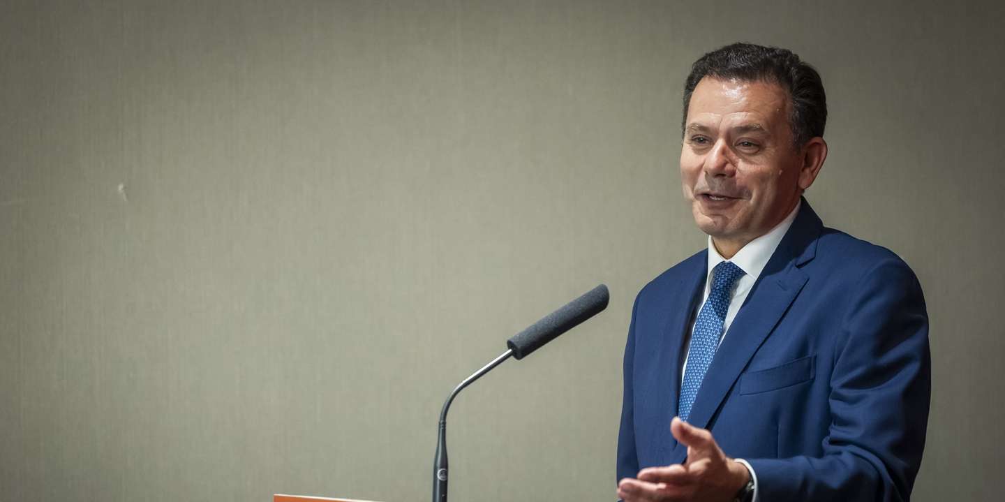 O presidente do Partido Social Democrata (PSD), Luis Montenegro, usa da palavra durante a reunião extraordinária do Conselho Nacional do PSD, em Lisboa, 21 de outubro de 2025. JOSÉ SENA GOULÃO/LUSA
