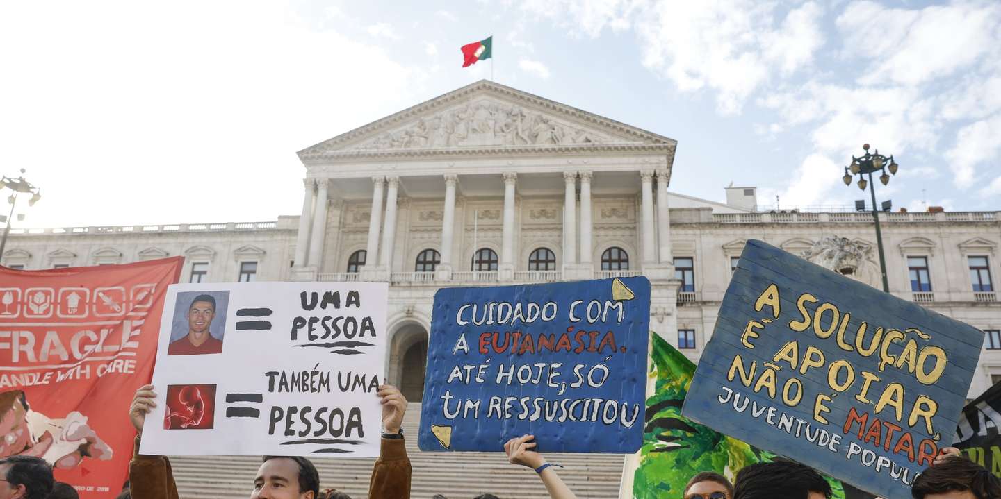 Manifestantes protestam durante a Marcha pela Vida, do Bairro Alto à Assembleia da República, em Lisboa, 21 de março de 2026. A Marcha pela Vida é a nova designação da Caminhada pela Vida em Lisboa, uma iniciativa pública que se realiza anualmente desde 2012, continuando uma tradição que remonta a 1998. É a principal manifestação pública pró-vida em Portugal. ANTÓNIO PEDRO SANTOS/LUSA