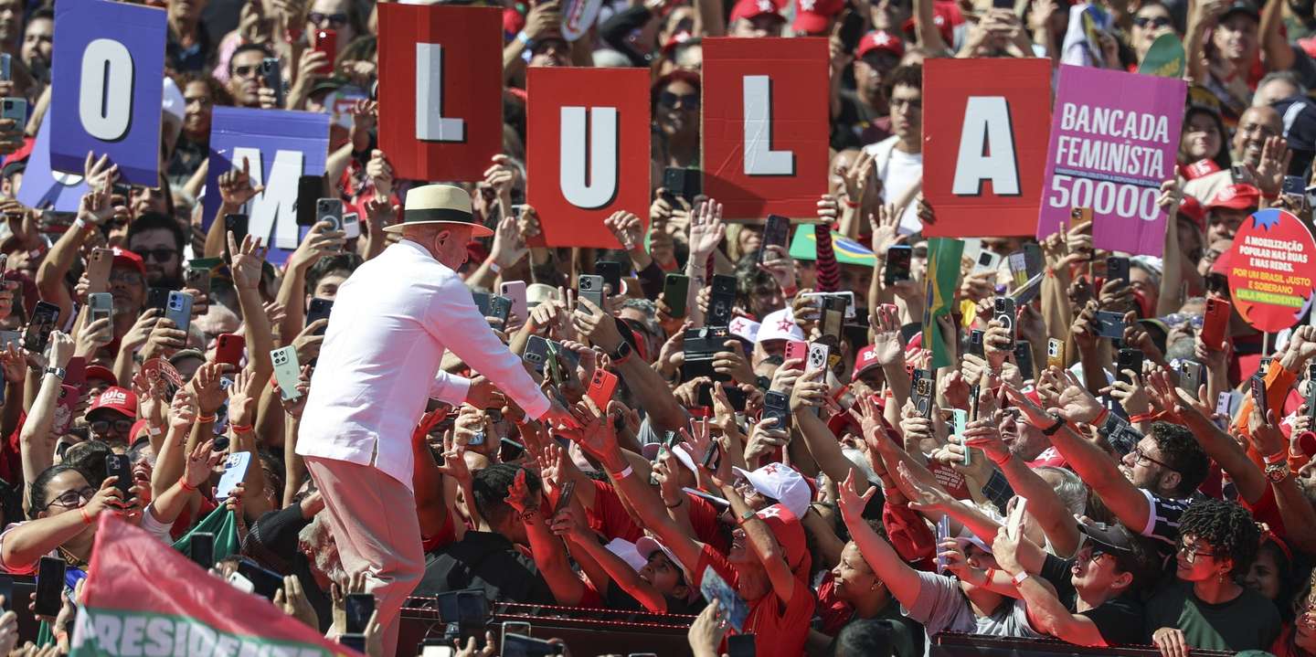 epa13174265 Brazilian President Luiz Inacio Lula da Silva greets attendees as he arrives for the launch of his re-election campaign at Primeiro de Maio Stadium in Sao Bernardo do Campo, Brazil, 16 August 2026.  EPA/SEBASTIAO MOREIRA