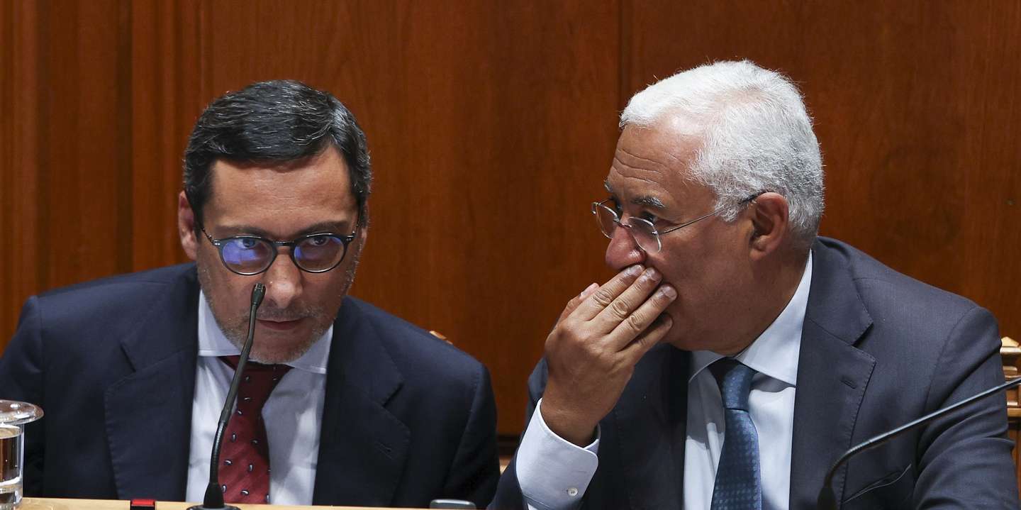 O primeiro-ministro, António Costa (D), conversa com o secretário de Estado Adjunto do Primeiro-Ministro, António Mendonça Mendes, durante o debate mensal na Assembleia da República, em Lisboa, 24 de maio de 2023. TIAGO PETINGA/LUSA