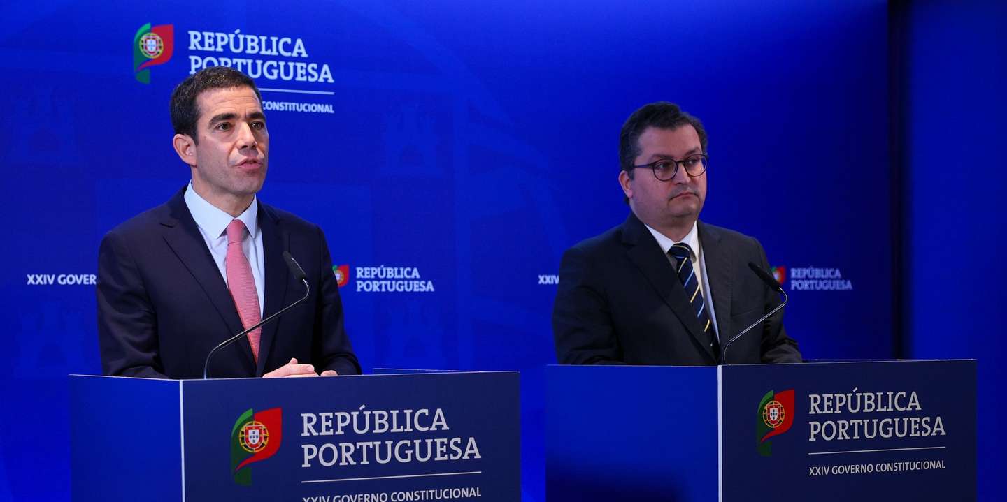 O ministro da Presidência, António Leitão Amaro (E), acompanhado pelo o ministro de Estado e das Finanças, Joaquim Miranda Sarmento (D), participam na conferência de imprensa no final da reunião do Conselho de Ministros, realizada esta manhã na residência oficial, no palácio de São Bento, em Lisboa, 02 de maio de 2024. ANTÓNIO COTRIM/LUSA