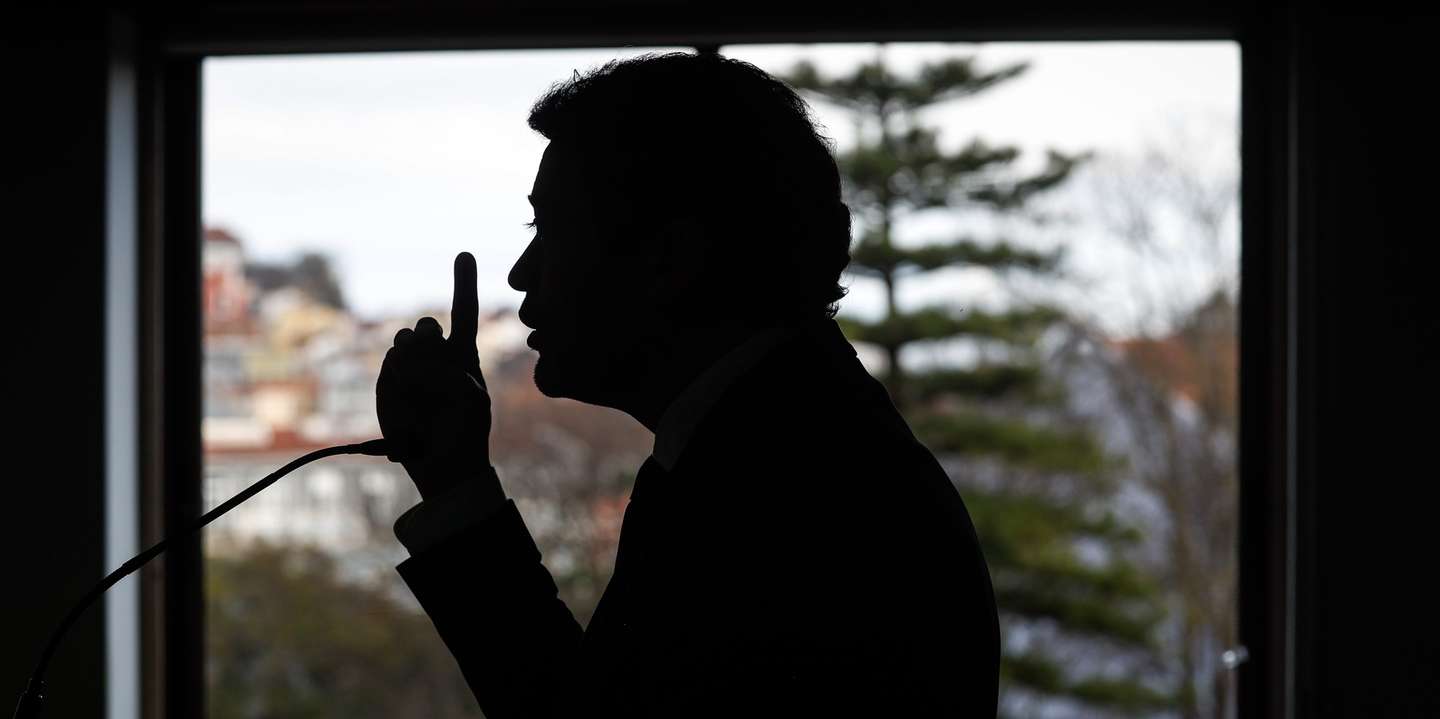 O presidente do Chega (CH), André Ventura, fala aos jornalistas durante uma conferência de imprensa na sede do partido, sobre um potencial conflito de interesses do primeiro-ministro, Luís Montenegro (ausente da foto), pela existência de uma empresa imobiliária com a mulher e os filhos, após a aprovação da lei dos solos aprovada em novembro, Lisboa, 16 de fevereiro de 2025. ANTÓNIO PEDRO SANTOS/LUSA
