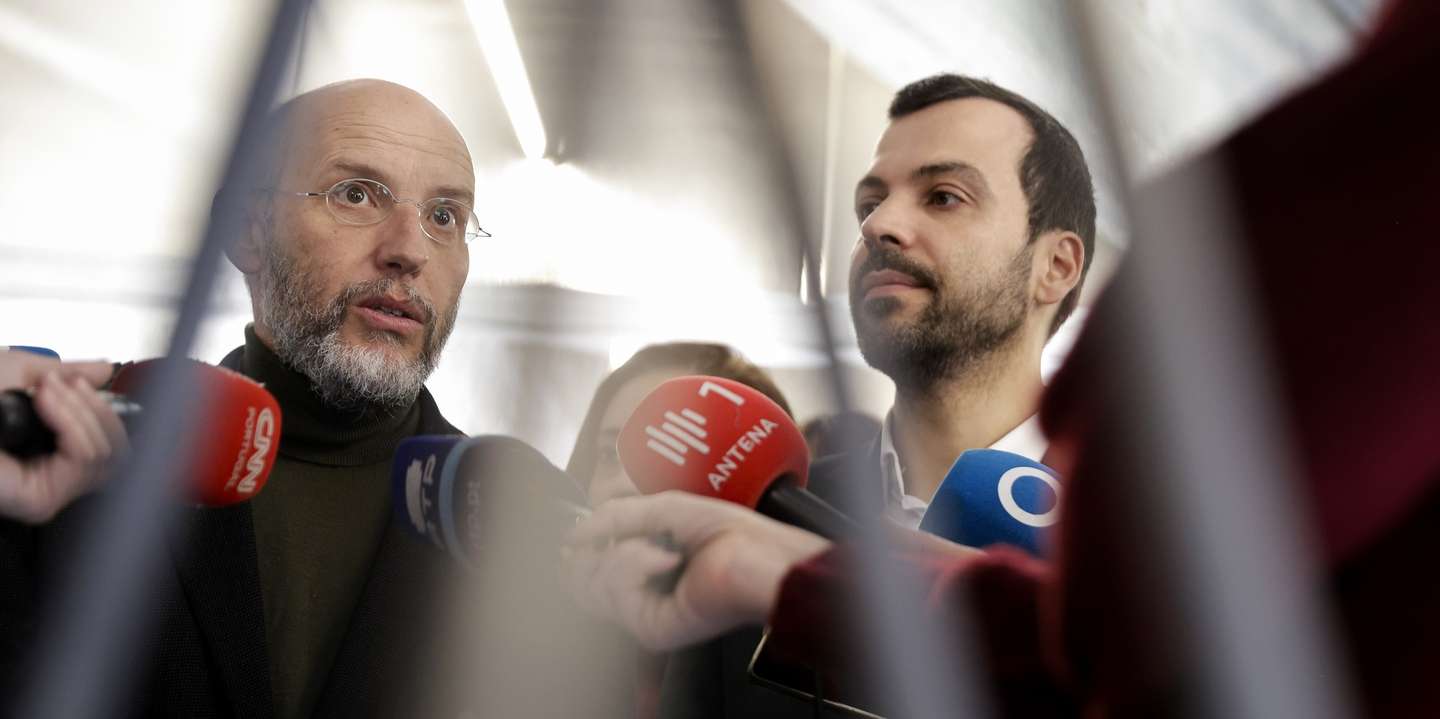 O porta-voz do Livre, Rui Tavares (E), acompanhado pelo candidato à Presidência da República, Jorge Pinto (D), fala aos jornalistas no final de uma reunião com dirigentes da Associação Académica de Lisboa, durante uma ação de campanha para as eleições presidenciais de 18 de janeiro, em Lisboa, 08 de janeiro de 2026. MARCOS BORGA/LUSA