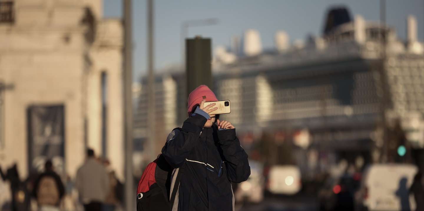 Uma turista tira uma fotografia com o telemóvel em Lisboa, 21 de fevereiro de 2023. CARLOS M. ALMEIDA/LUSA