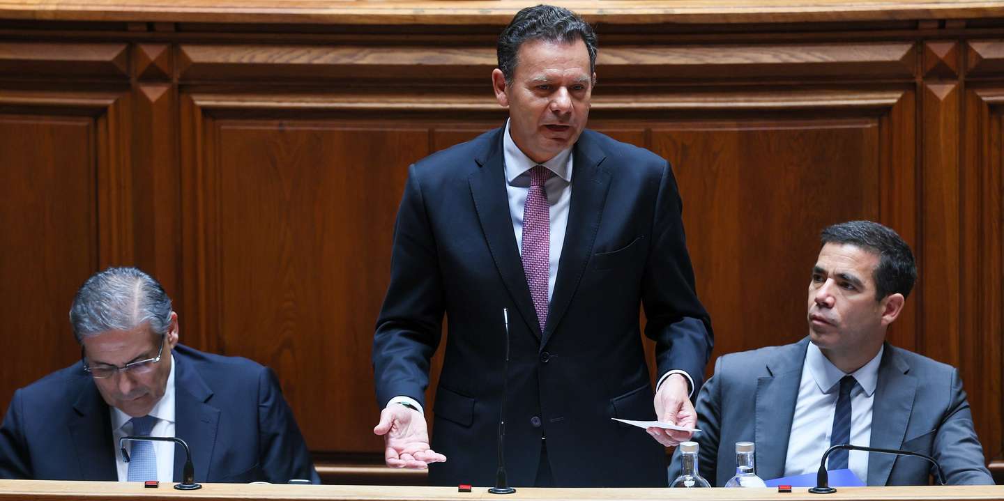 O primeiro-ministro, Luis Montenegro, ladeado pelo ministro da Presidência, António Leitão Amaro (D), e pelo ministro dos Assuntos Parlamentares, Carlos Abreu Amorim (E), intervém durante o debate da sessão plenária na Assembleia da República, Lisboa, 17 de junho de 2026. MANUEL DE ALMEIDA/LUSA