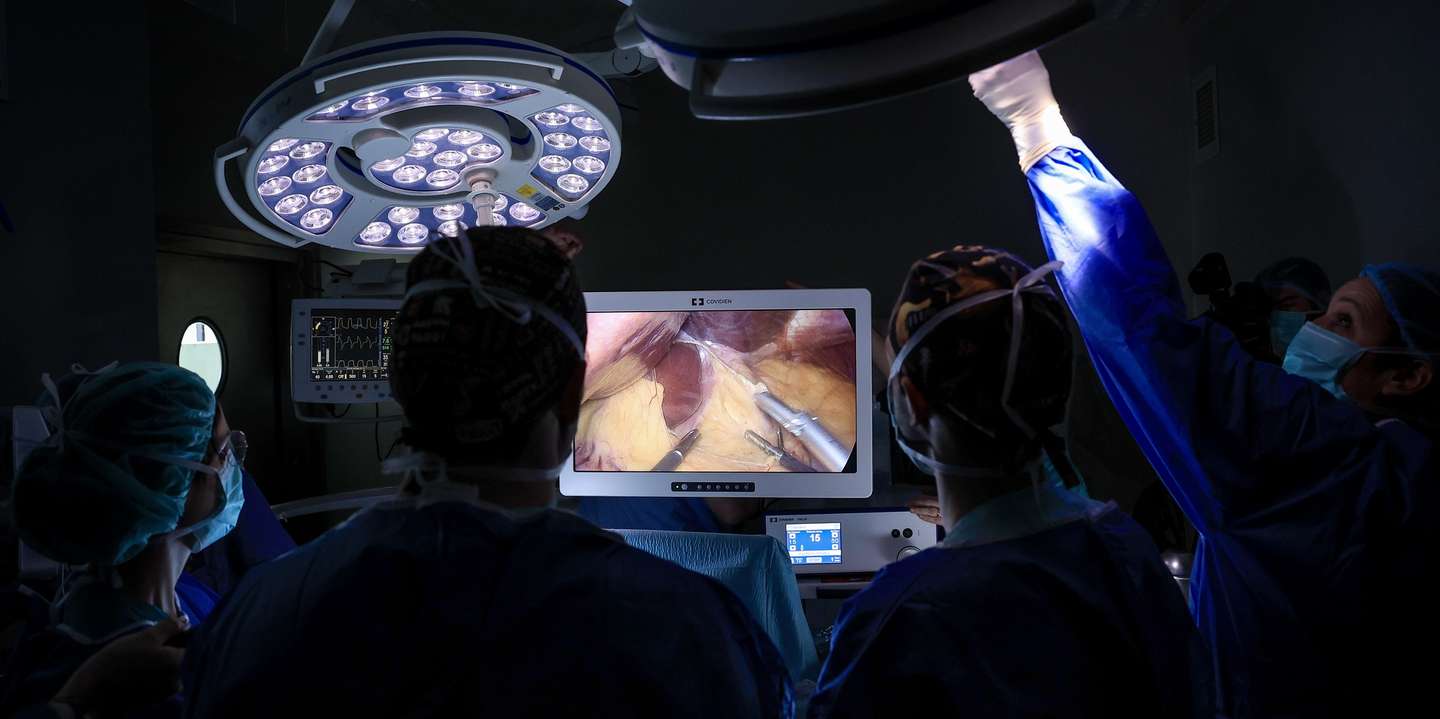 Cirurgia bariátrica em regime de ambulatório, com recurso a uma técnica única no mundo -  ‘koala sleeve’ - que  foi apresentada em maio de 2024 no Congresso Europeu de Cirurgia de Obesidade em Viena, na Áustria, Hospital Pedro Hispano, em Matosinhos, 3 de março de 2025. O ‘sleeve’ – gastrectomia vertical ou cirurgia de redução do estômago – consiste na remoção de cerca de 70% do estômago fazendo com que este em vez de se parecer com um saco que armazena comia, fique como uma banana, um tubo estreito.Na prática, a ‘koala sleeve’ consiste na adaptação do ‘sleeve’ tradicional, acrescentando-lhe a colocação de uma espécie de válvula que tenta impedir o refluxo dos alimentos do estômago para o esófago. ( ACOMPANHA TEXTO) JOSÉ COELHO/LUSA