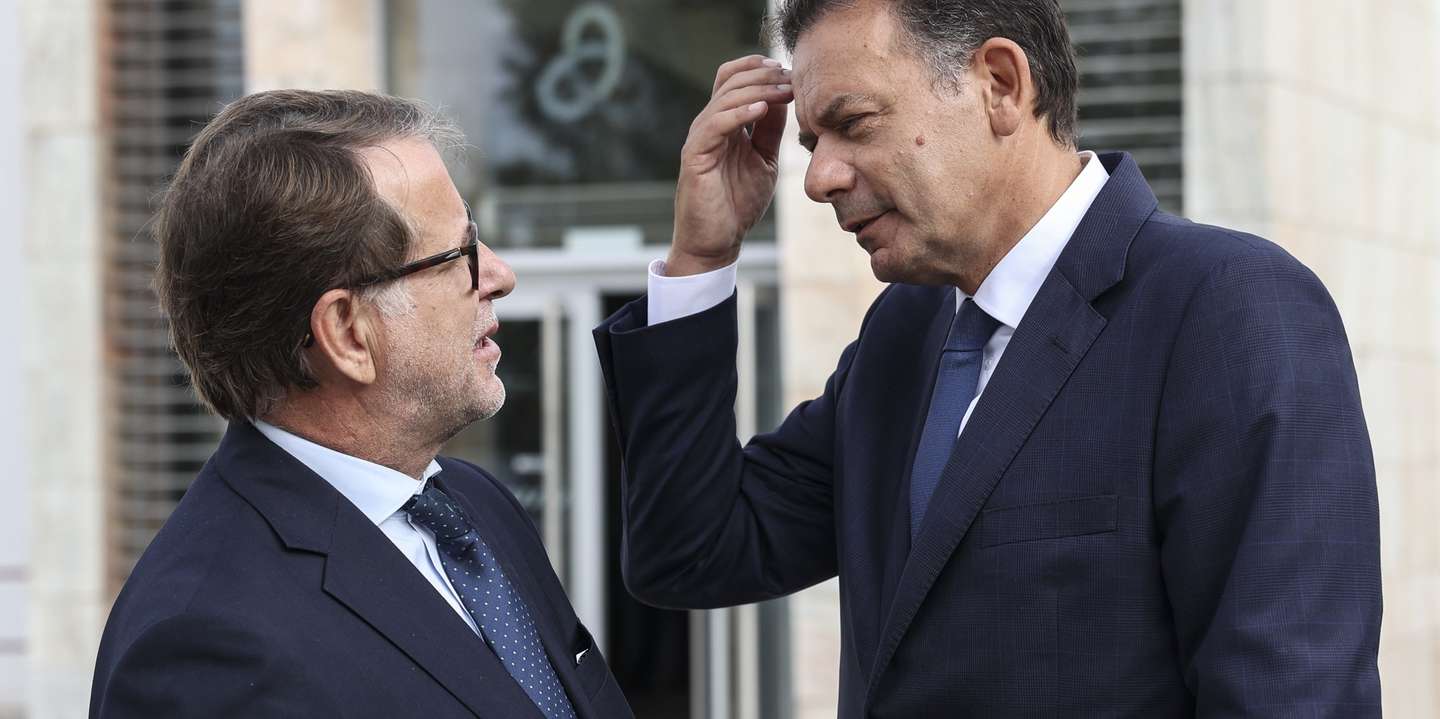 O primeiro-ministro, Luís Montenegro (C), conversa com o ministro da Administração Interna, Luís Neves (E), no final de uma reunião na ANEPC para um ponto de situação sobre os incêndios rurais, em Carnaxide, Lisboa, 18 de agosto de 2026. MIGUEL A. LOPES/LUSA