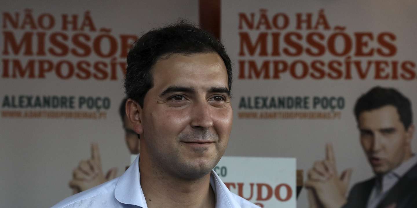 O candidato do Partido Social Democrata (PSD) à Câmara Municipal de Oeiras, Alexandre Poço, durante uma ação de campanha em Oeiras, 16 de setembro de 2021. No próximo dia 26 de setembro mais de 9,3 milhões eleitores podem votar nas eleições Autárquicas, para eleger os seus representantes locais. JOSÉ COELHO/LUSA