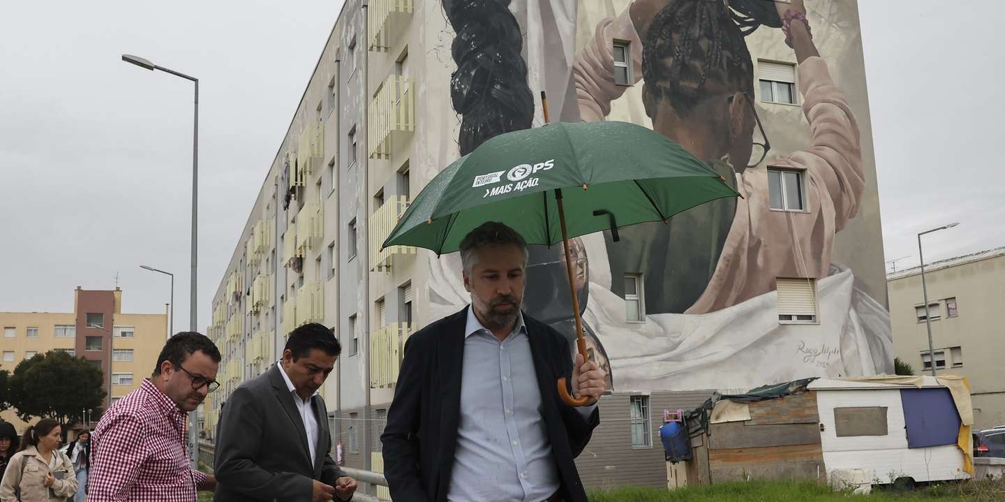 O secretário-geral do Partido socialista Pedro Nuno Santos (D) durante a deslocação ao Bairro do Zambujal com visitas à creche da Santa Casa da Misericórdia da Amadora, à Associação CAZAmbujal e à Associação de Moradores do Bairro do Zambujal, Lisboa, 4 de novembro de 2024. JOÃO RELVAS/LUSA