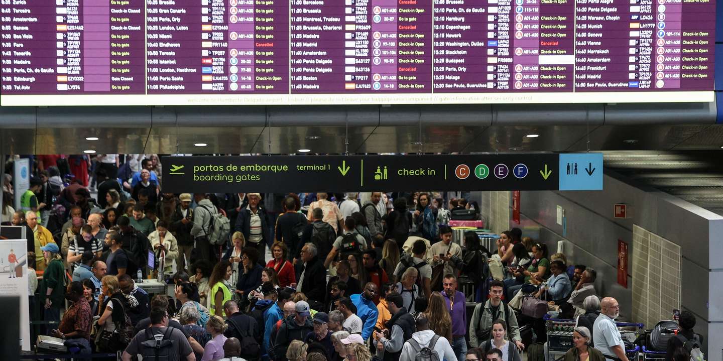 A maior parte dos controles de embarque do aeroporto Humberto Delgado em Lisboa, está a funcionar, registando-se às 10h00, dez voos cancelados e uma longa fila para a recuperação de bagagem perdida, 29 de abril de 2025. TIAGO PETINGA/LUSA