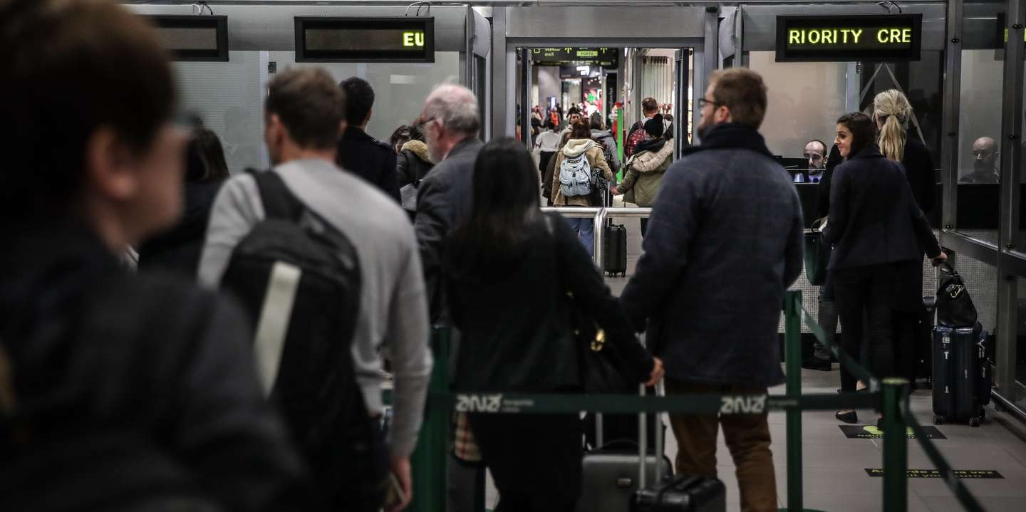 Cidadãos utilizam a nova área de controlo de chegadas do Serviço de Estrangeiros e Fronteiras (SEF) no Aeroporto Humberto Delgado, em Lisboa, 10 de fevereiro de 2020.  MÁRIO CRUZ/LUSA