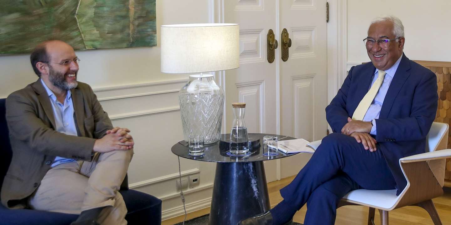 O primeiro-ministro António Costa (D), recebe em audiência uma delegação do Livre, liderada por Rui Tavares (E), no âmbito da preparação da reunião do Conselho Europeu de 23 e 24 de junho, que discute as candidaturas de adesão à União Europeia da Ucrânia, da República da Moldova e da Geórgia, no Palácio de S. Bento, em Lisboa, 17 de junho de 2022. ANTÓNIO COTRIM/LUSA